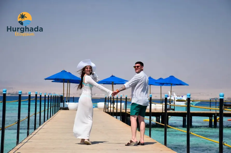 Buntes Korallenriff & Schnorchler am Roten Meer