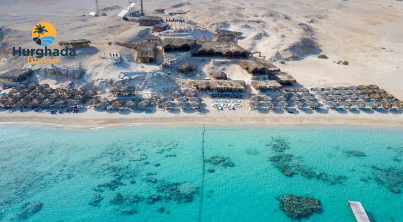 Luftaufnahme der Sandbank von Mahmya Island im türkisen Wasser